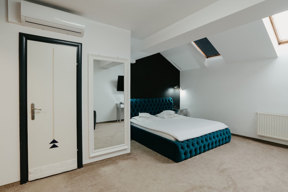 Fullton Hotel 10/50