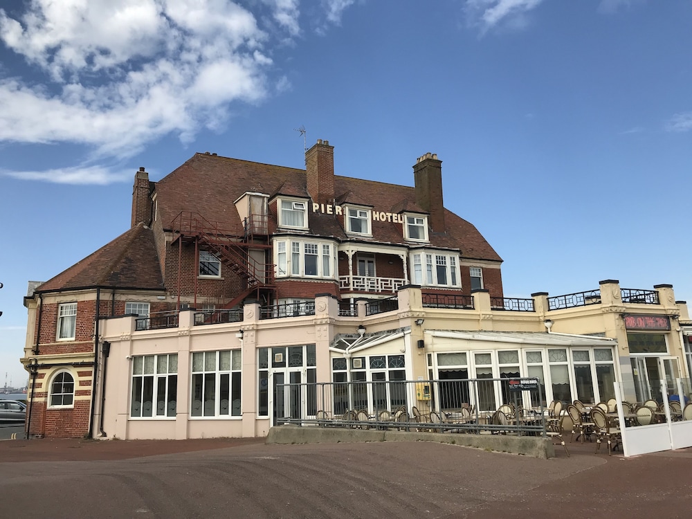 Pier Hotel 4/50