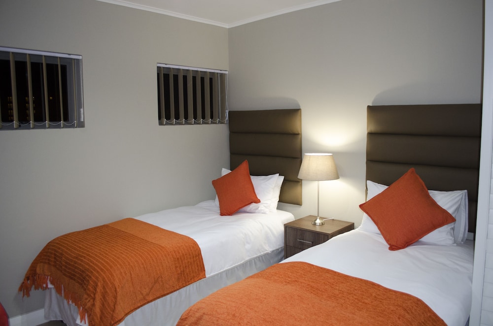 3 Bedrooms, Mayfair, Apartment, 2 Double and Twin Beds