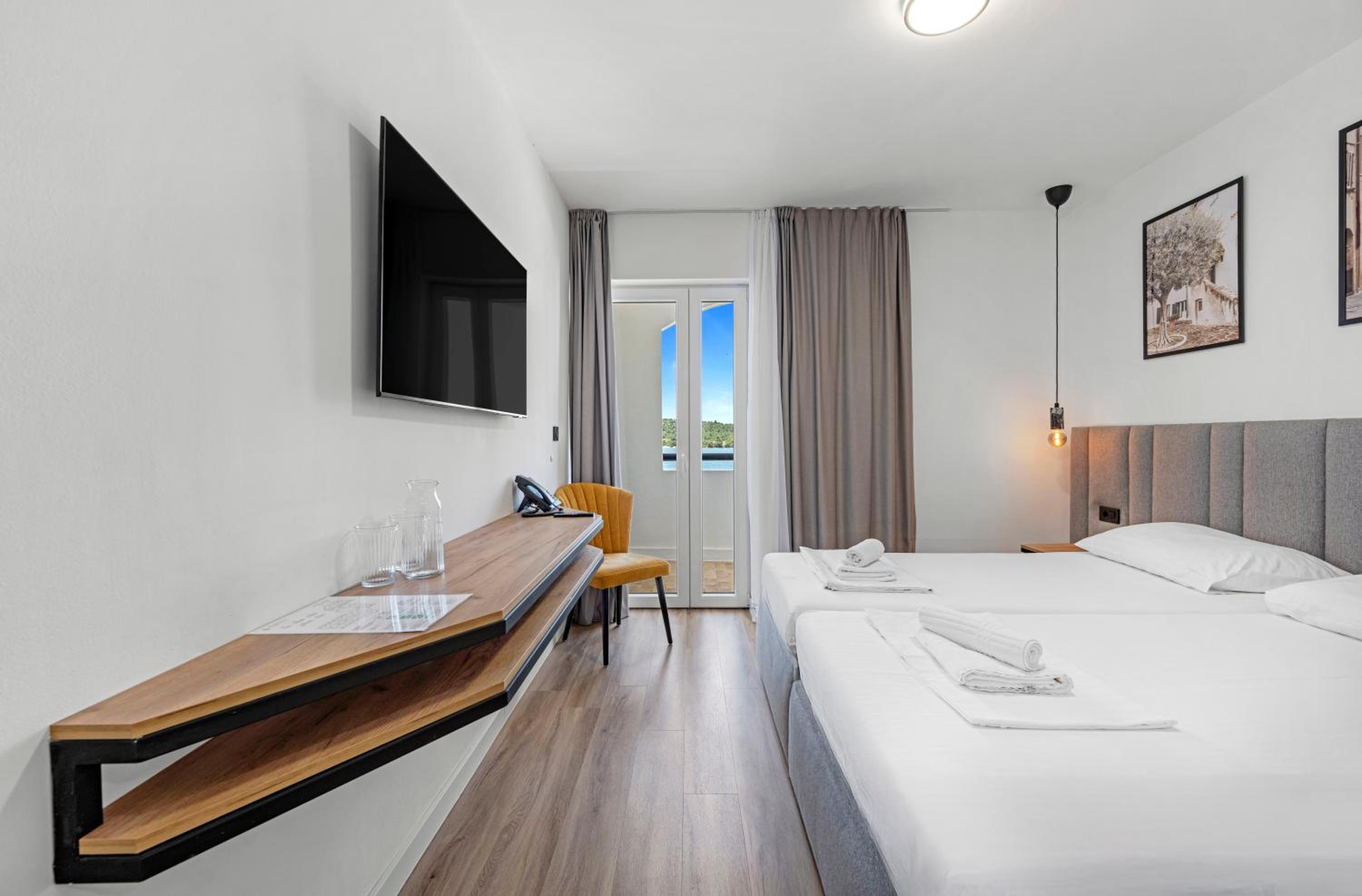 غرفة ديلوكس بسرير مزدوج بإطلالة على البحر بشرفة، Hotel Miran Pirovac 6/10