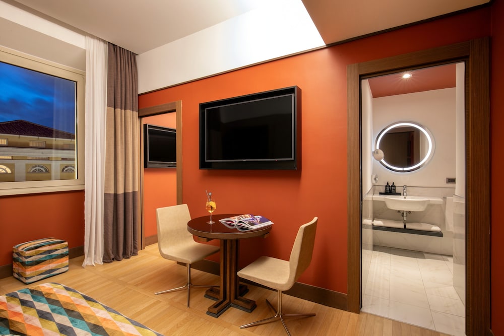 The Independent Hotel 53/62
