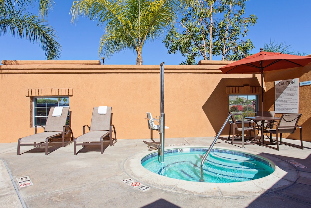 Holiday Inn Express Hotel & Suites Corona 3/57