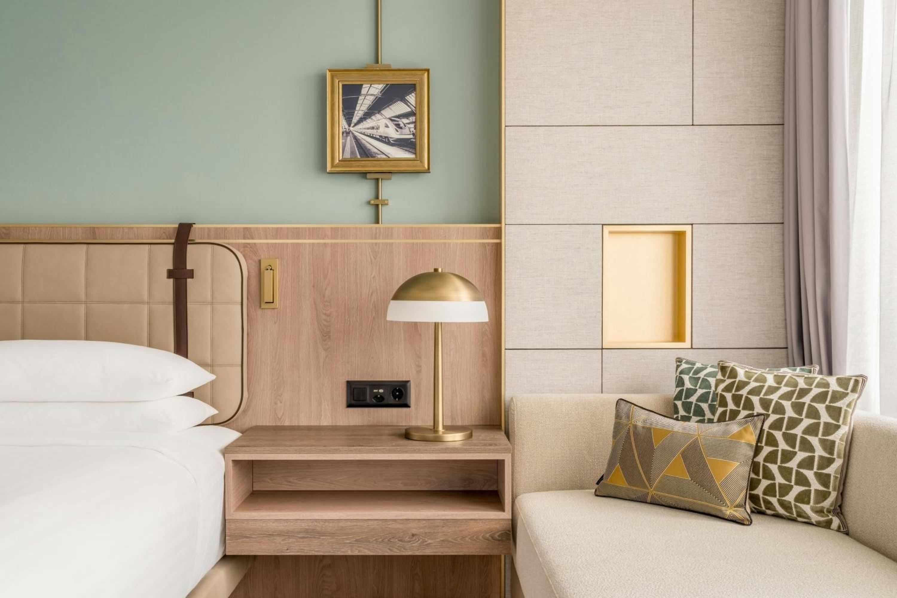 غرفة سوبيريور بسرير كينج في المبنى الرئيسي، Zurich Marriott Hotel 9/10