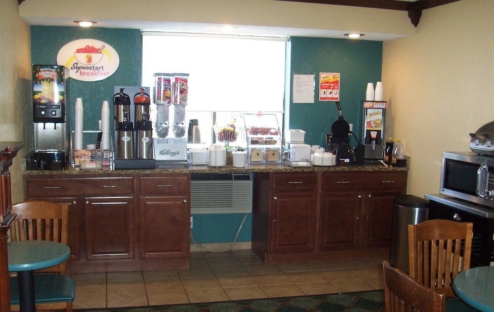 Super 8 By Wyndham Roseville/Detroit Area 36/44