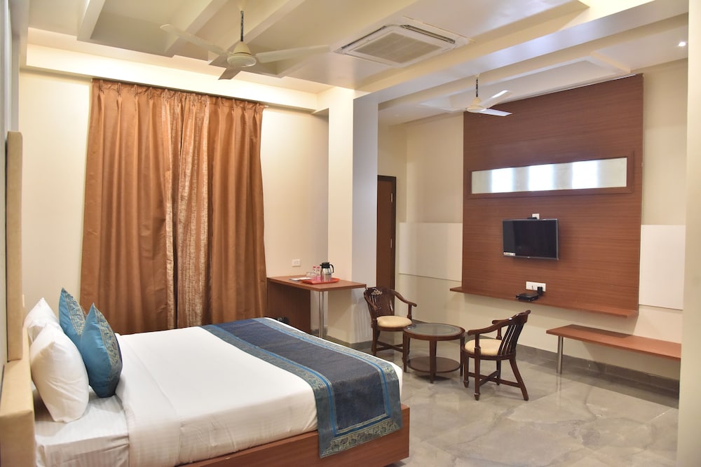 Hotel R K Grand 14/21