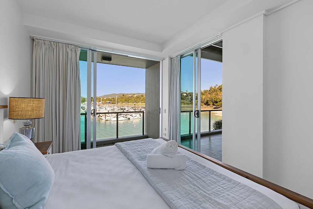 3 BEDROOMS, PENTHOUSE, WATER FRONT, 2 BATHROOMS