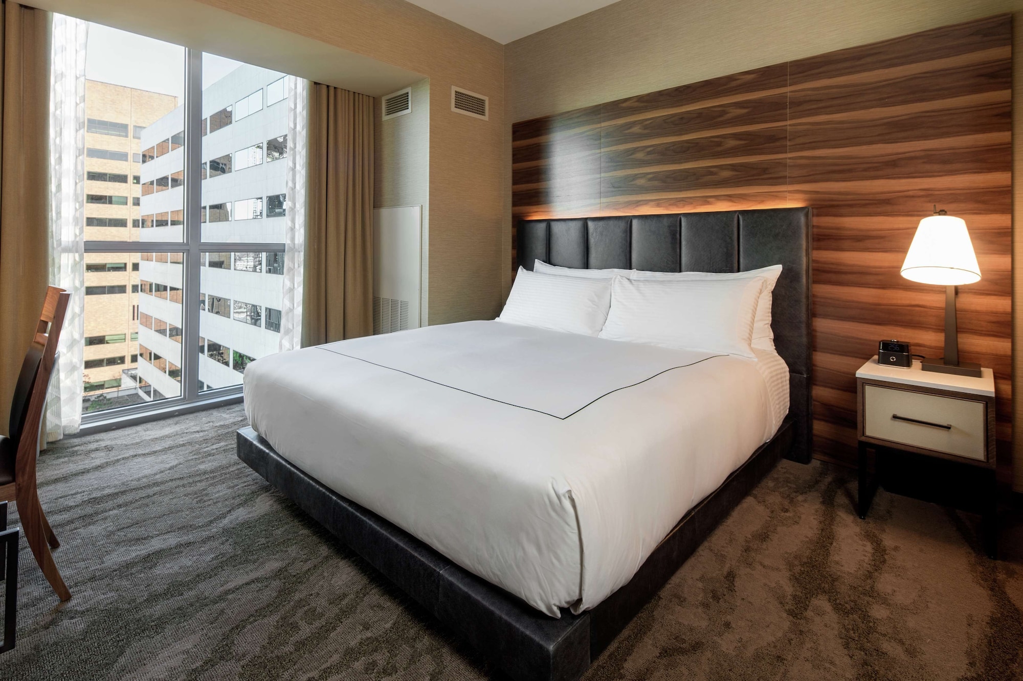 ROOM, KING BED, PARTIAL RIVER VIEW, ACCESSIBLE