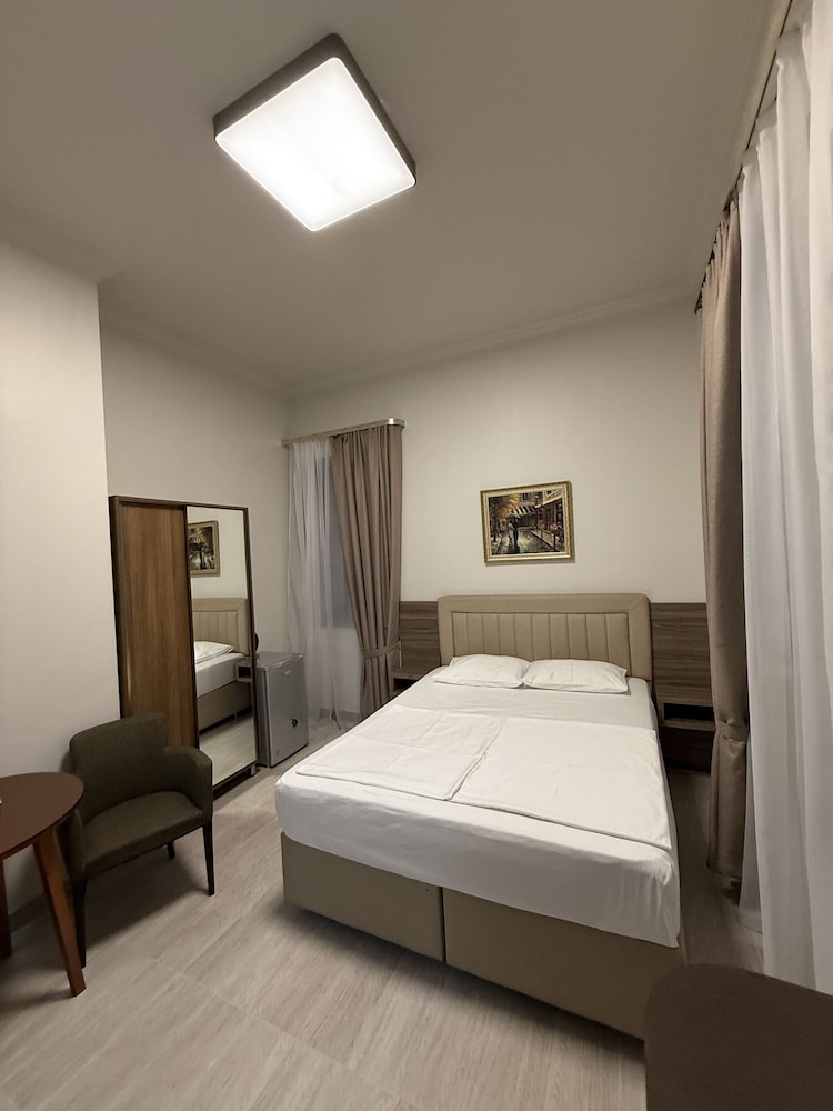 YEREVAN DELUXE HOTEL 17/61
