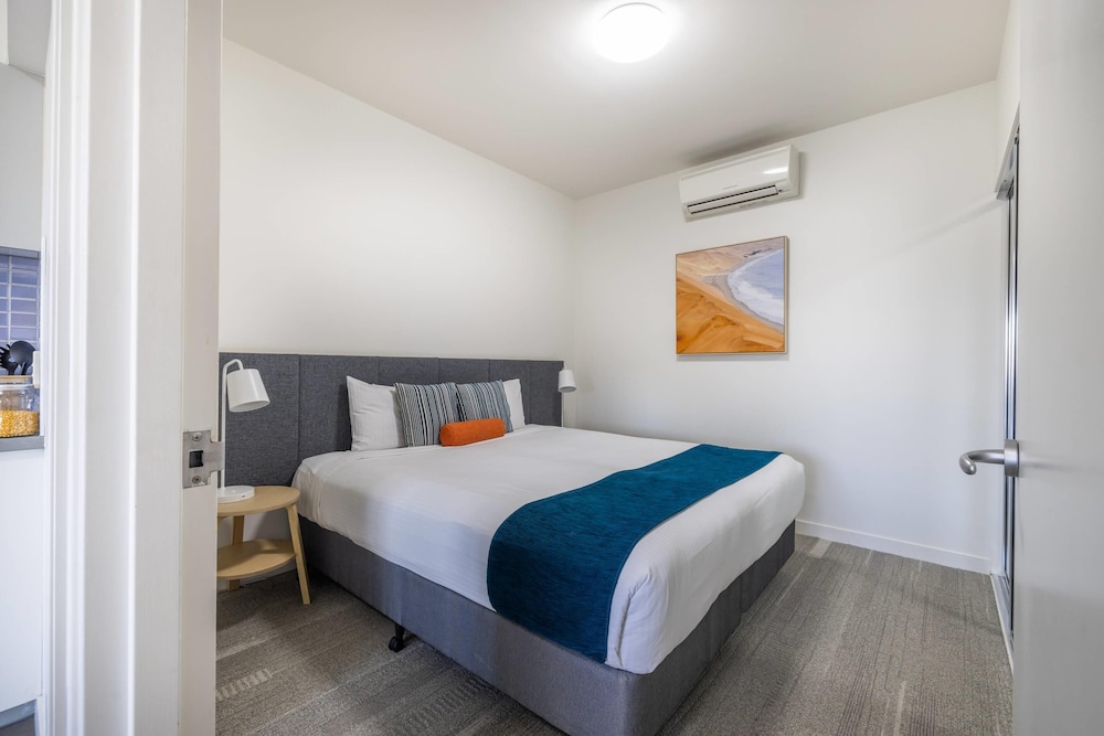 EFFICIENCY, KING BED, ACCESSIBLE