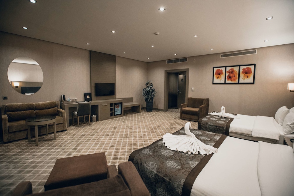 Hilly Hotel 32/71