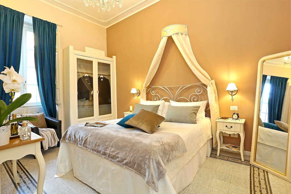 2 BEDROOMS, FAMILY SUITE, PRIVATE BATHROOM