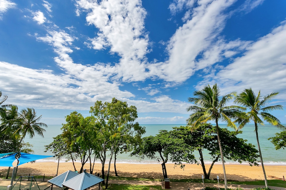 Beachfront Apartments On Trinity Beach 33/50