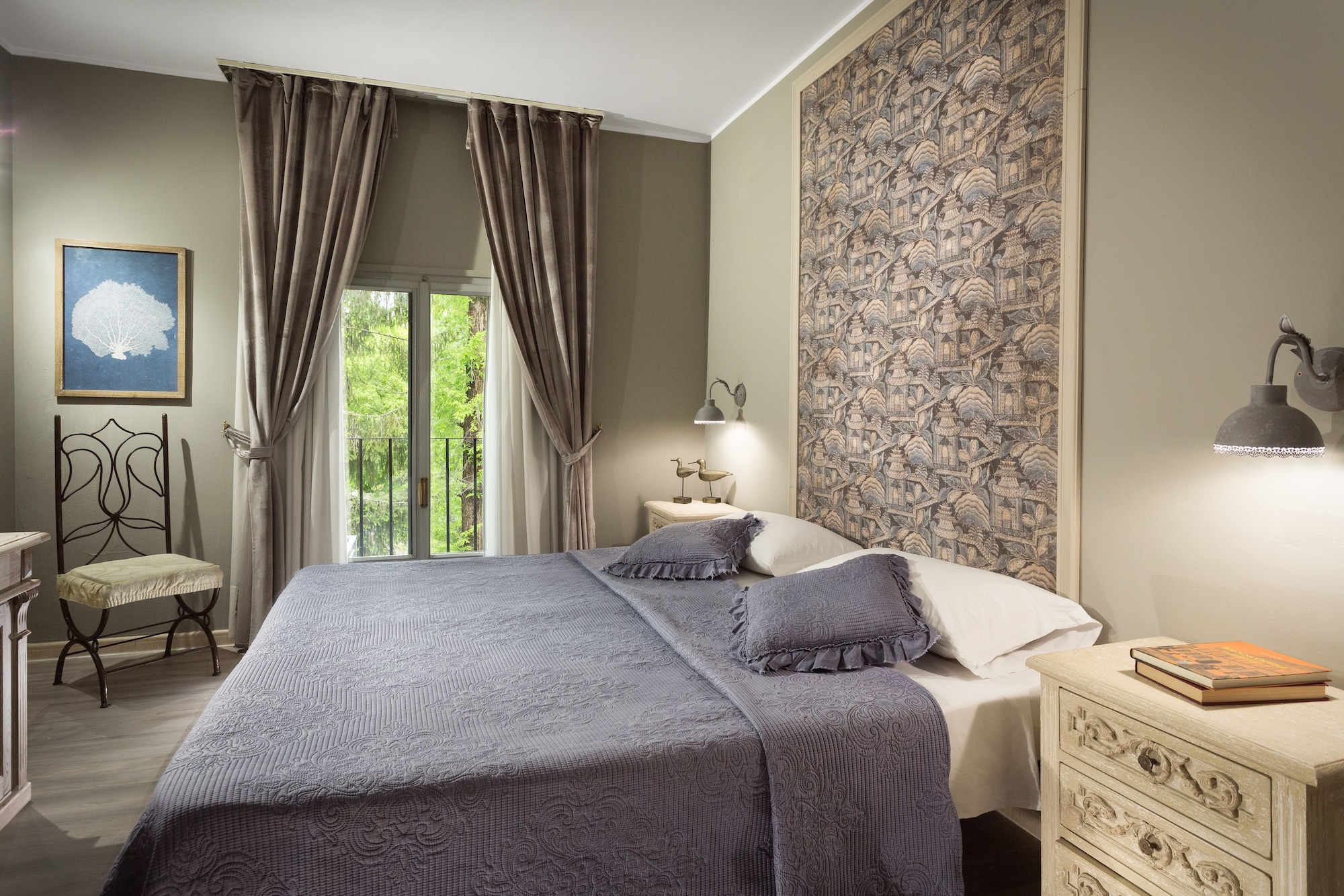 ROOM, DOUBLE OR TWIN BED