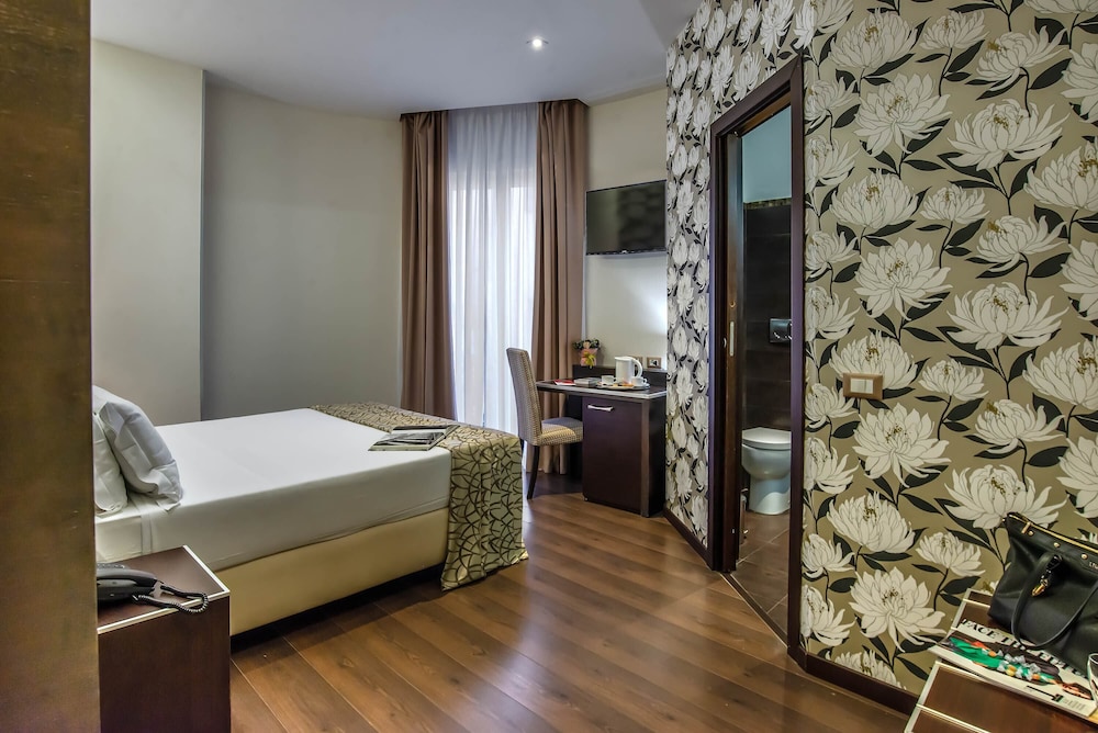 DELUXE, DOUBLE OR TWIN BED