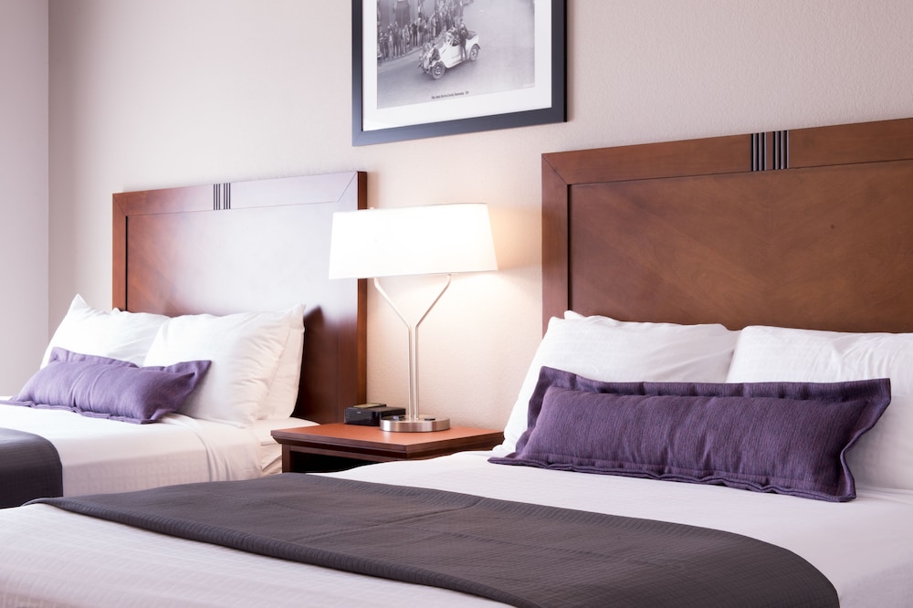 The Bluemont Hotel 24/80