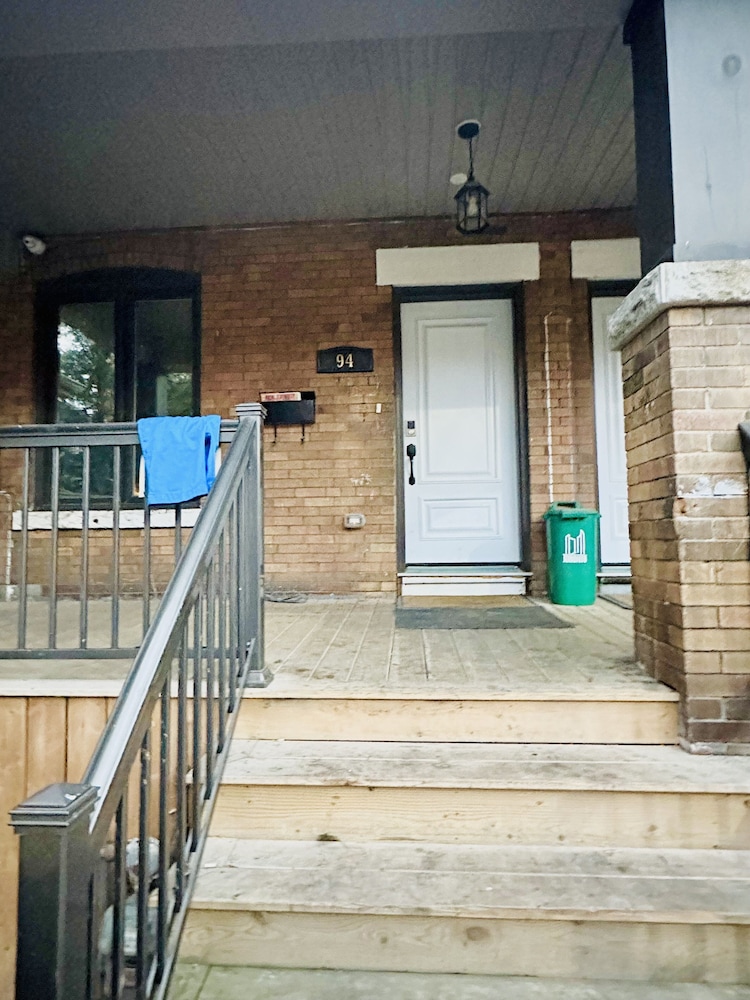 Toronto Furnished Living 5/52