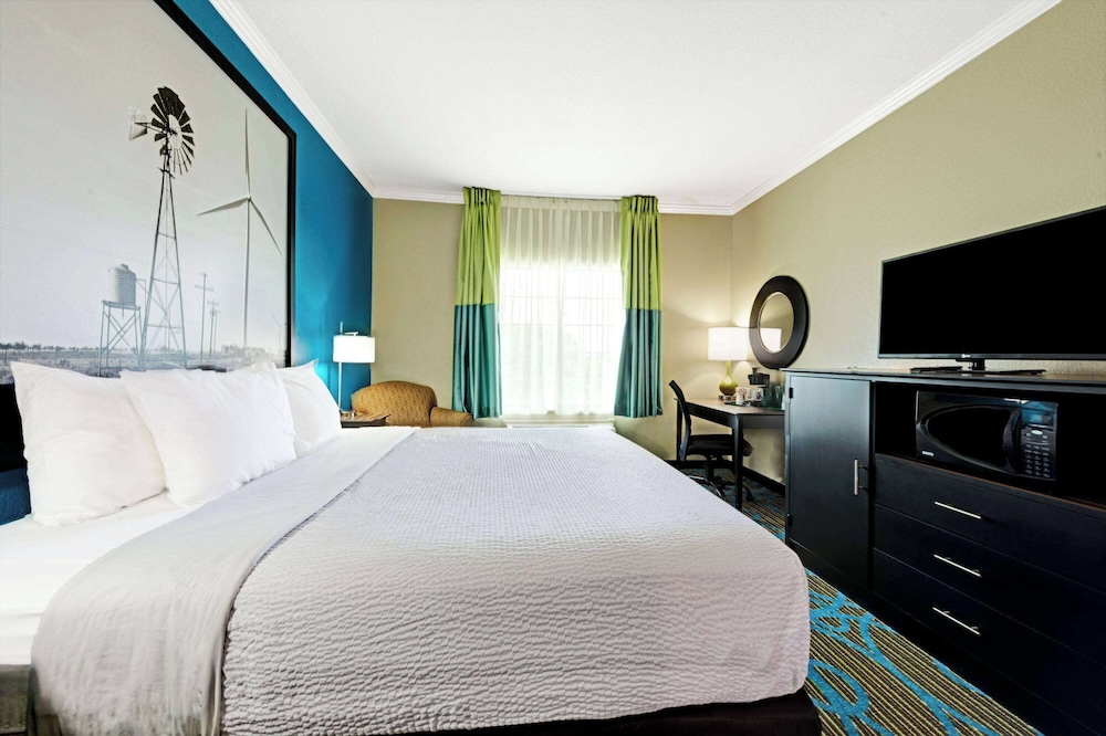 Room, King Bed, Accessible, Super 8 By Wyndham San Antonio/Alamodome Area 4/10