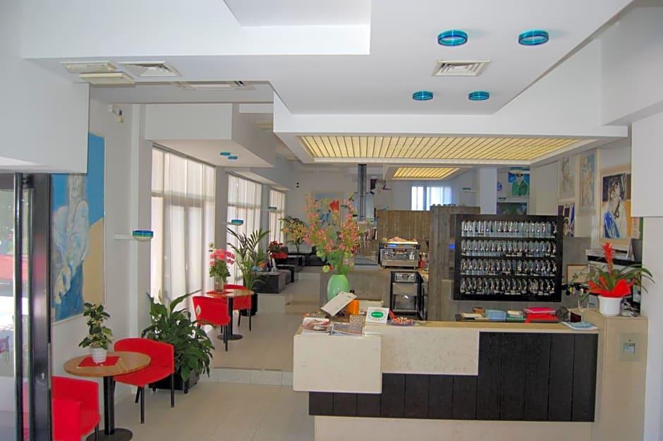 Wally Hotel 16/30
