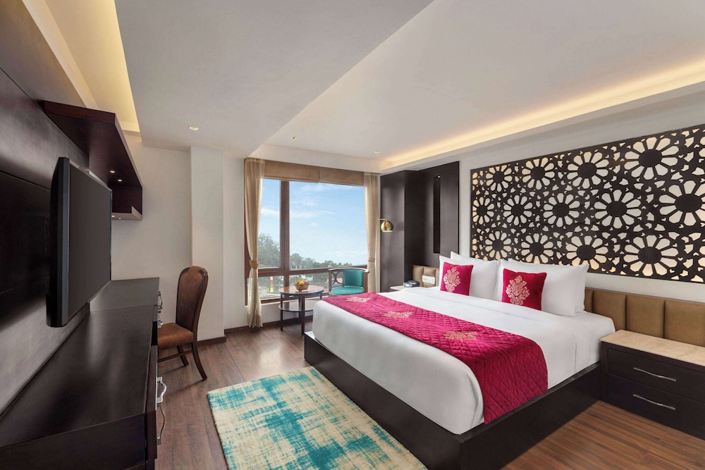 DELUXE, KING BED, VALLEY VIEW