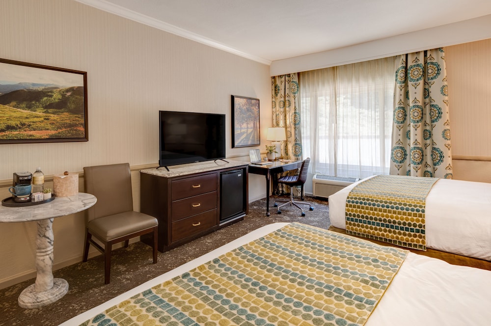 Ayres Inn Corona East 9/46