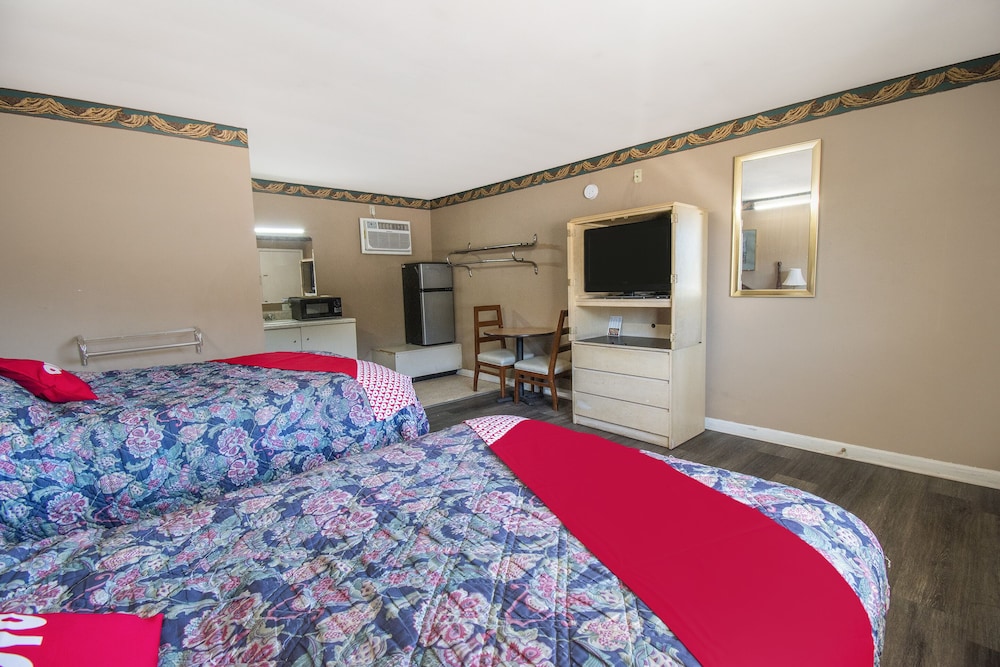OYO Hotel Calhoun, GA I-75 18/27