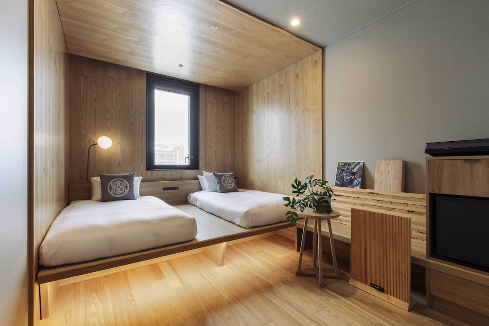 DELUXE, PARK VIEW, CABIN FLOOR