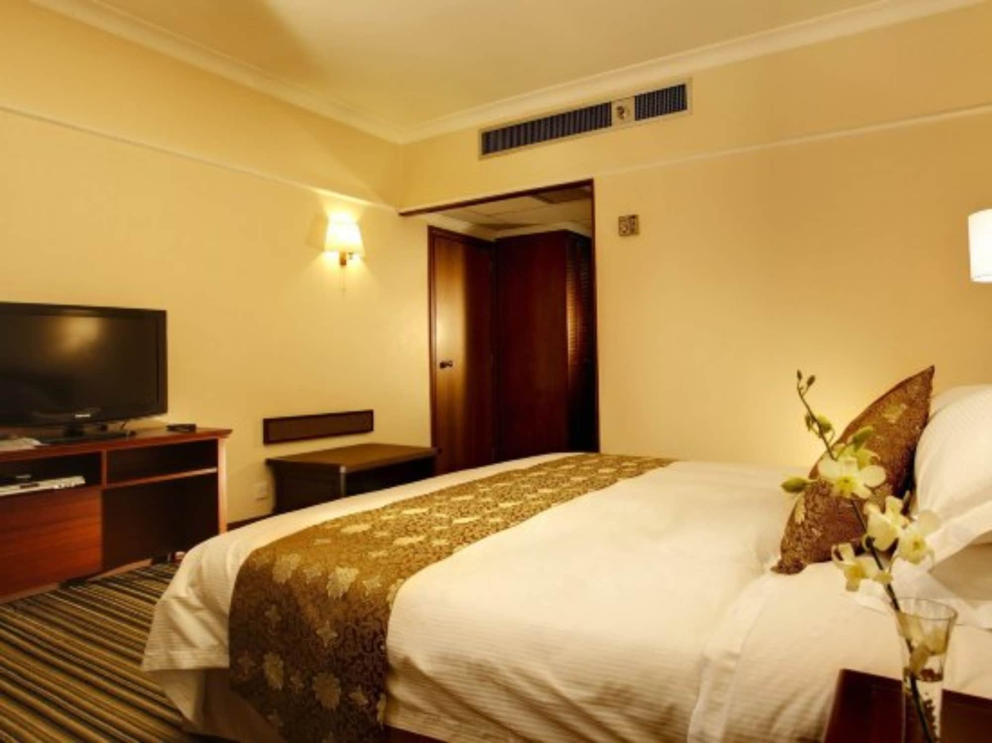 Standard, King Bed, Club Lounge Access, Metropark Lido Hotel 9/10
