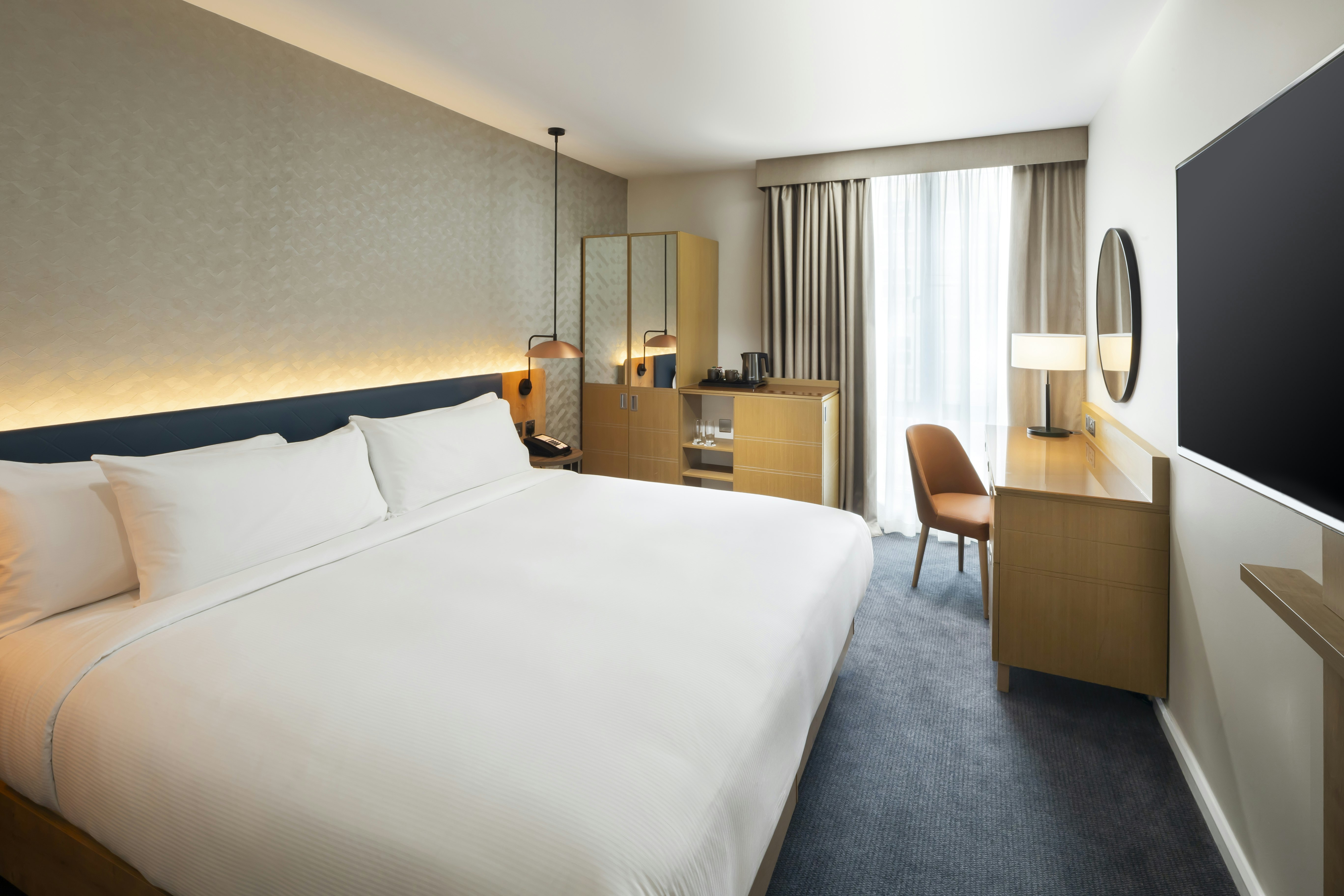 GUEST ROOM, KING BED, RIVERSIDE