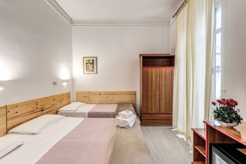 غرفة ثلاثية بسرير مزدوج وسرير فردي، Hotel Altavilla 9 6/9