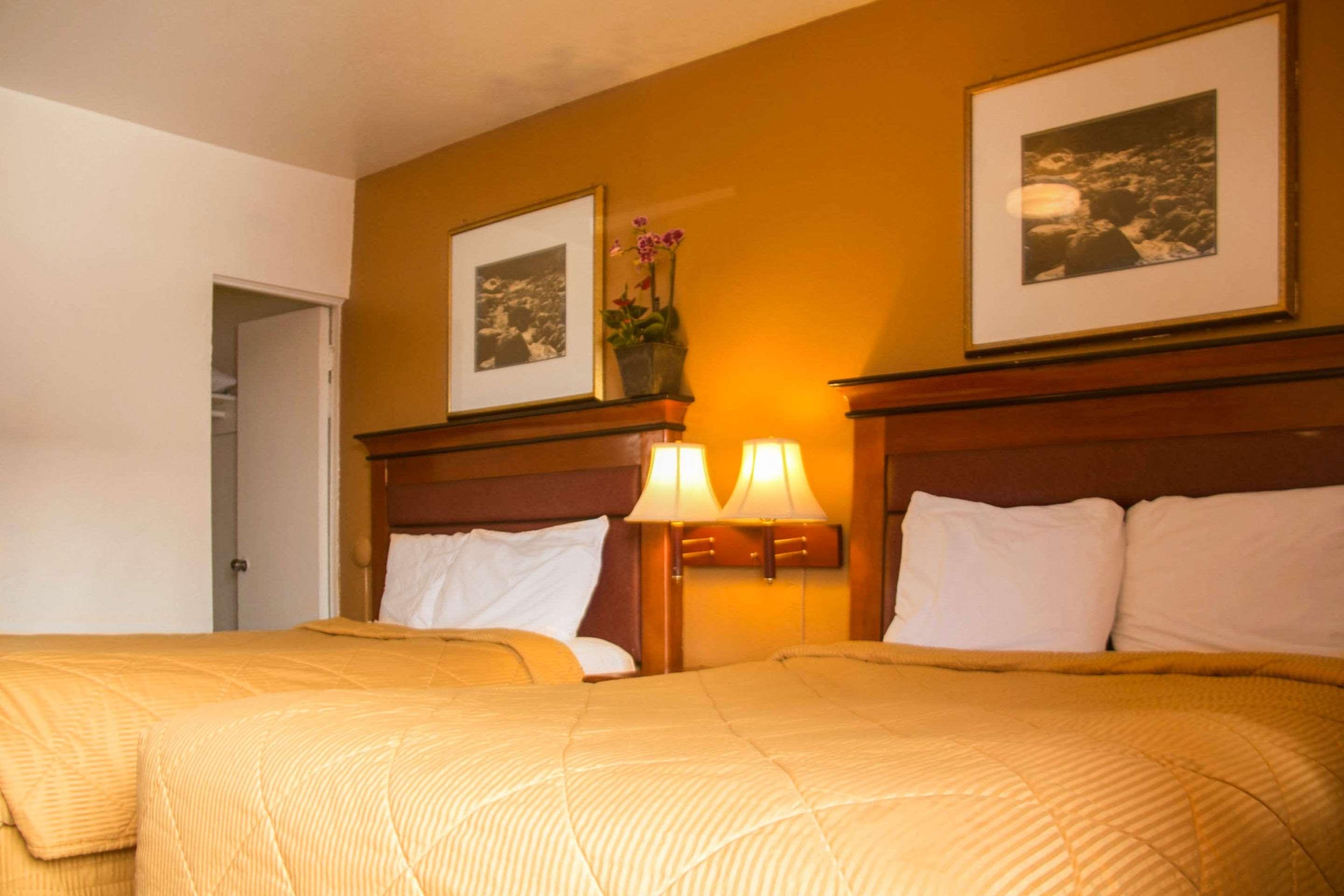 ROOM, 2 DOUBLE BEDS