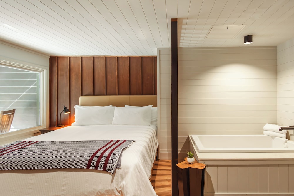 Majestic, King Bed, Bathtub