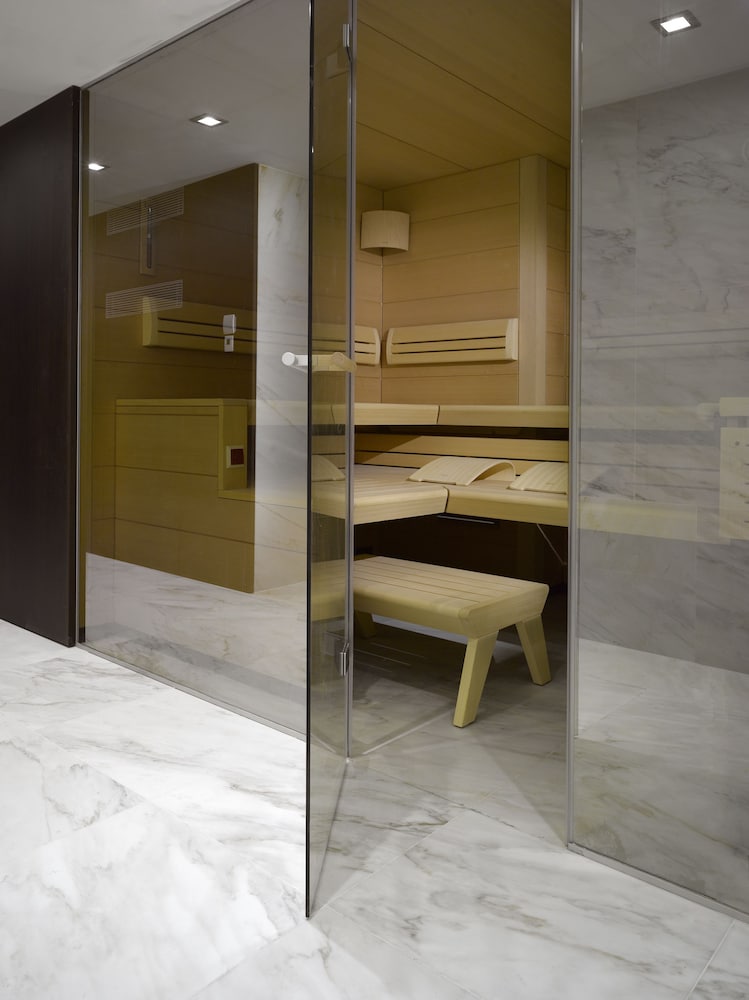 Old Town Square Residence by Emblem 14/36