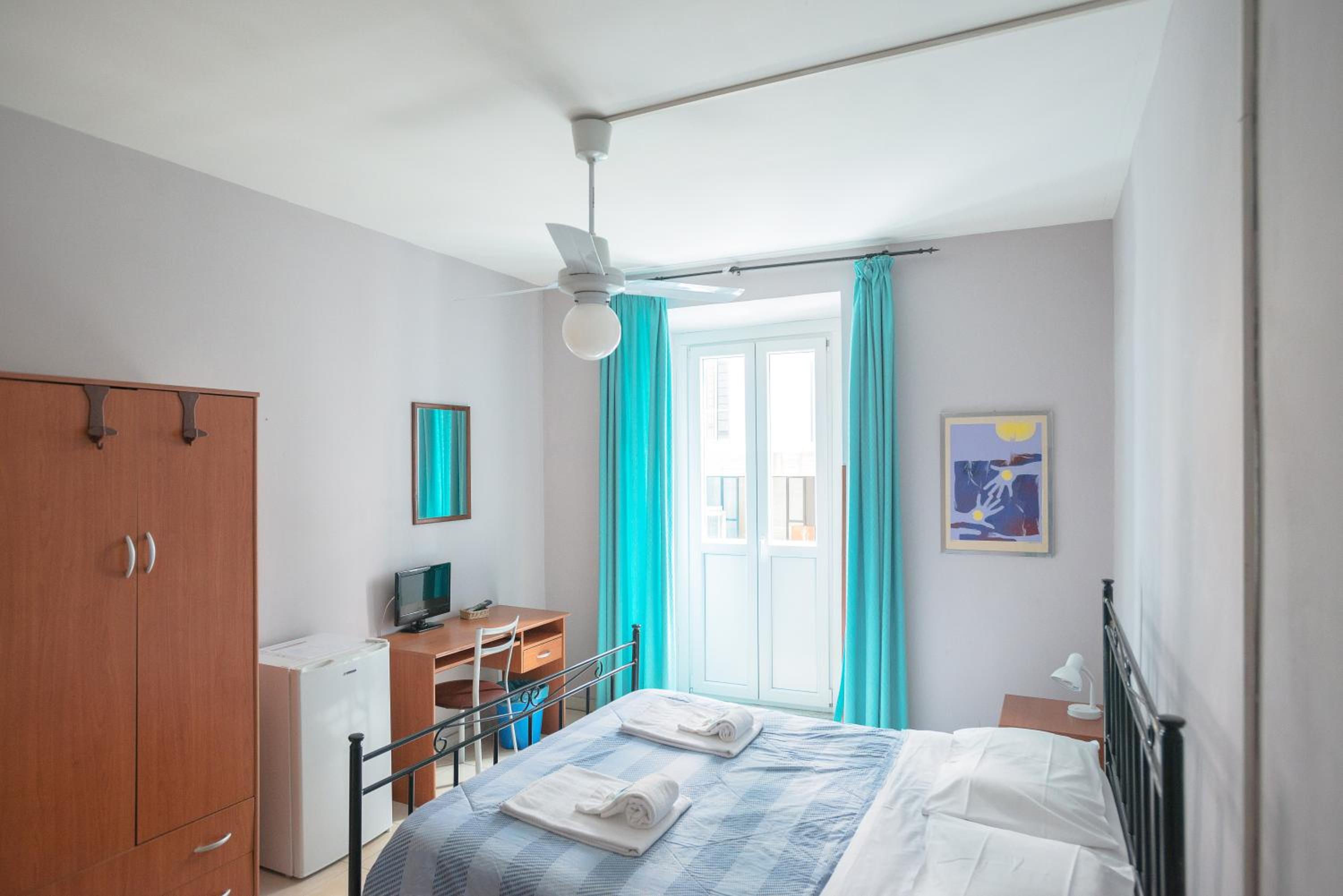 ROOM, QUADRUPLE, SHARED BATHROOM