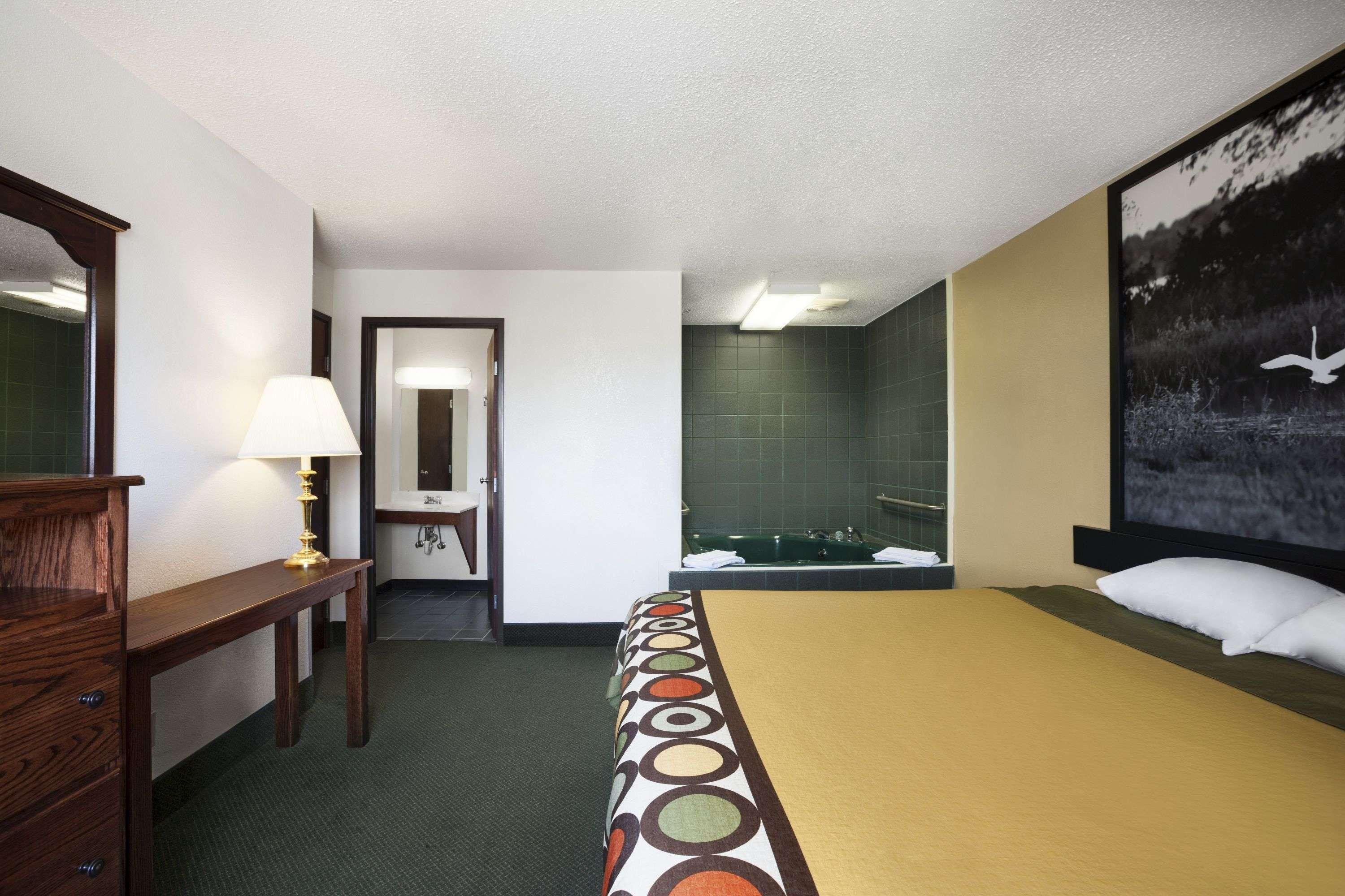 Super 8 by Wyndham Bowling Green 15/23