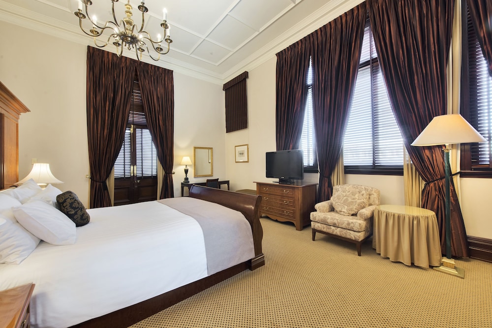 SUITE, KING BED