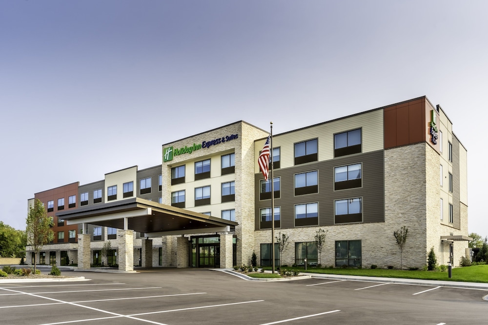 Holiday Inn Express & Suites Milwaukee - West Allis 1/61