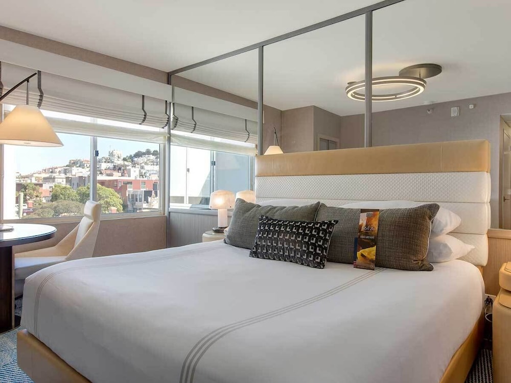 DELUXE, QUEEN BED