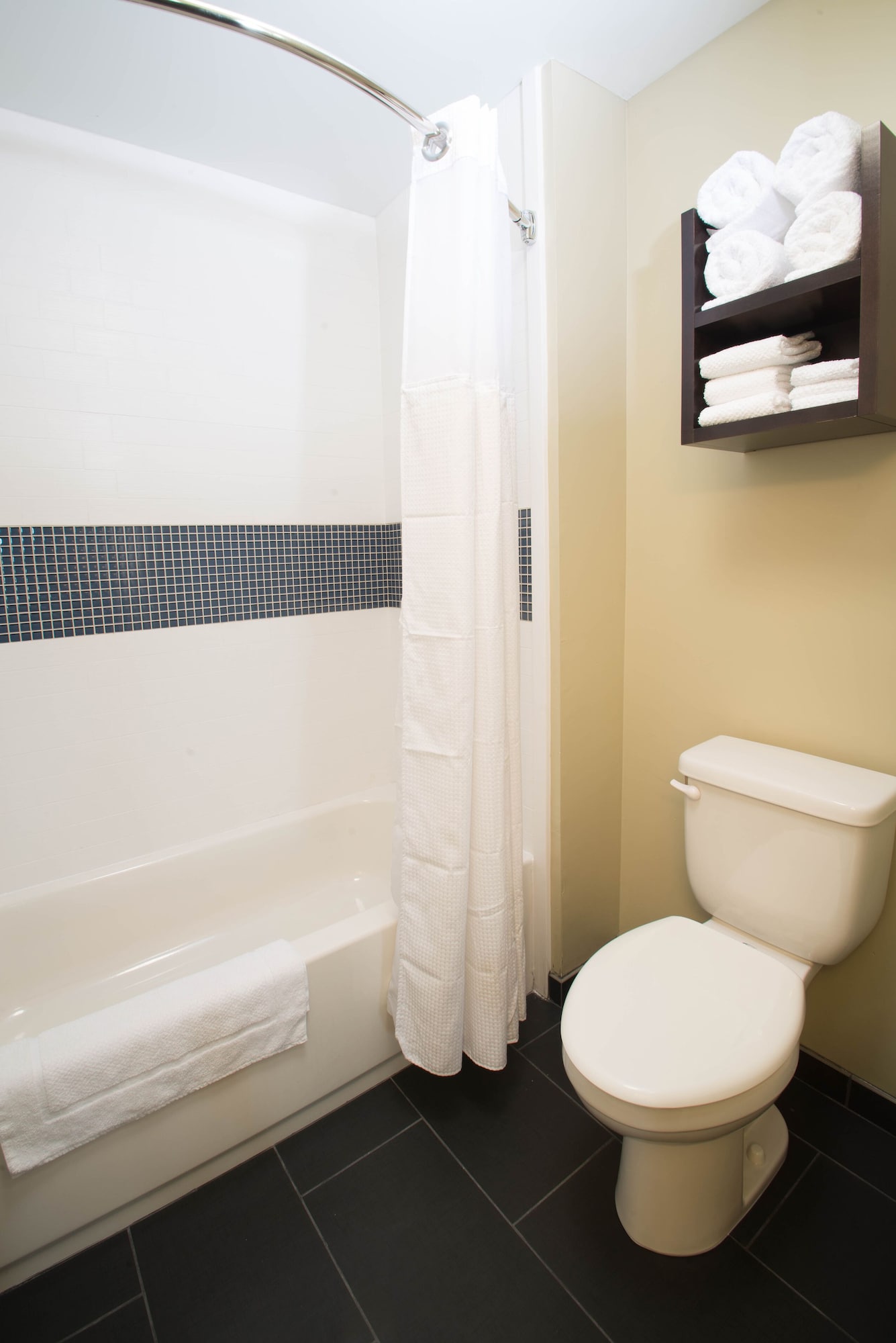 جناح بسريرين كوين بغرفة نوم واحدة مع أريكة بمطبخ، Staybridge Suites Phoenix - Chandler 7/10