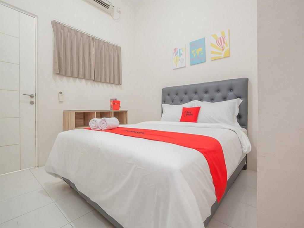RedDoorz near Ciputra Golf Surabaya 24/50