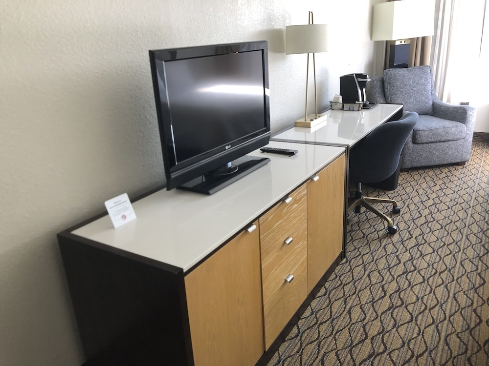 Holiday Inn Clark Newark Area Formerly Crowne Plaza Clark 43/54