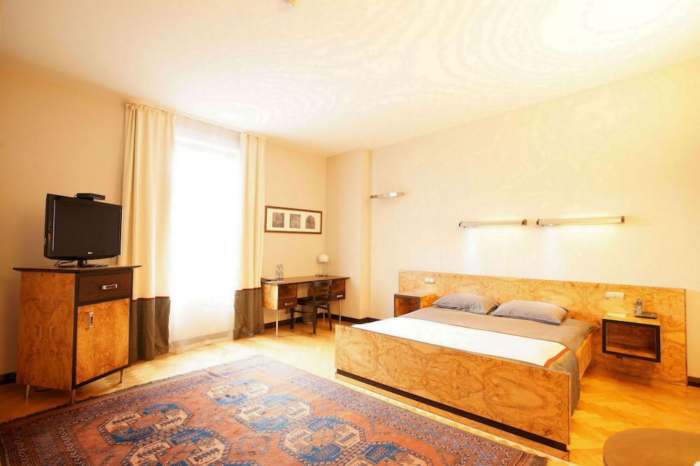 Hotel Monopol 11/42