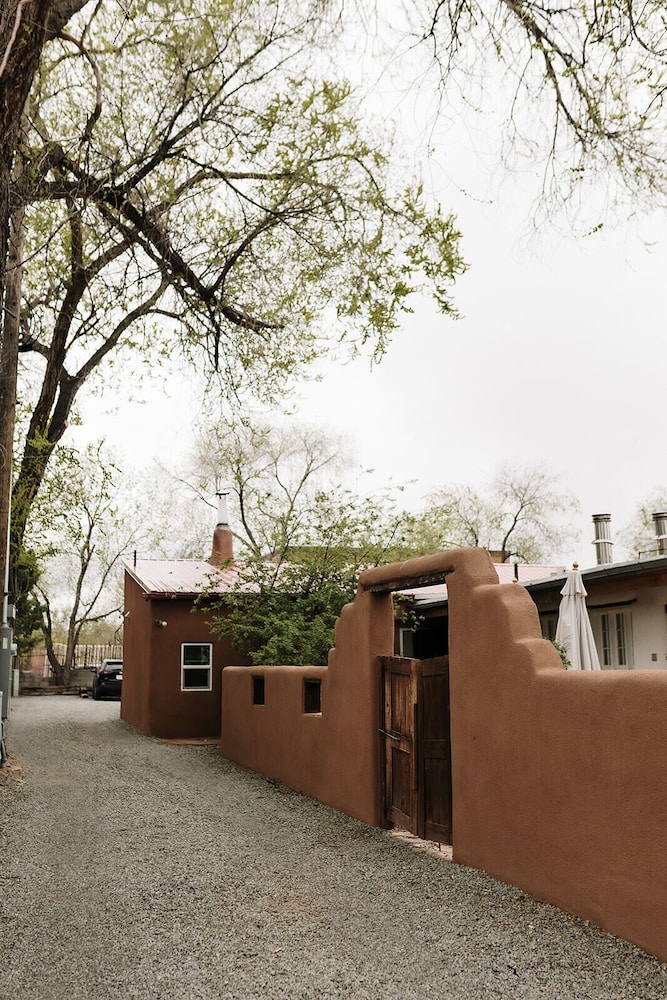 El Paradero Bed & Breakfast Inn 75/79