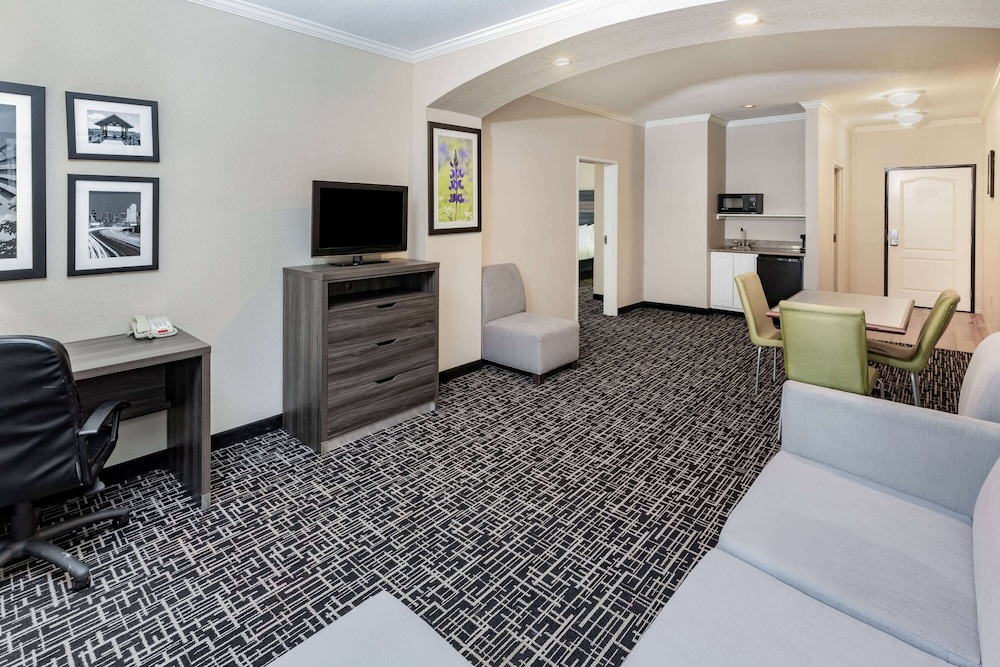 La Quinta Inn & Suites by Wyndham Garland Harbor Point 36/54