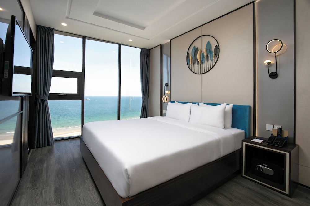 GRAND, STUDIO, SUITE, KING BED, OCEAN VIEW