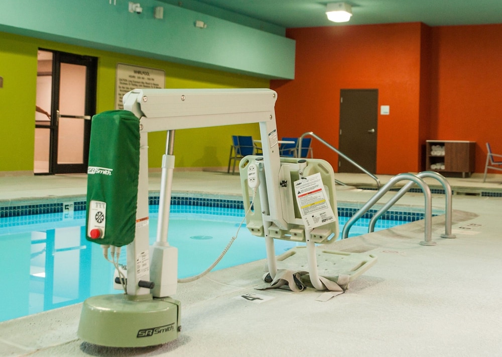 Holiday Inn Express Hotel Suites Norfolk 33/48