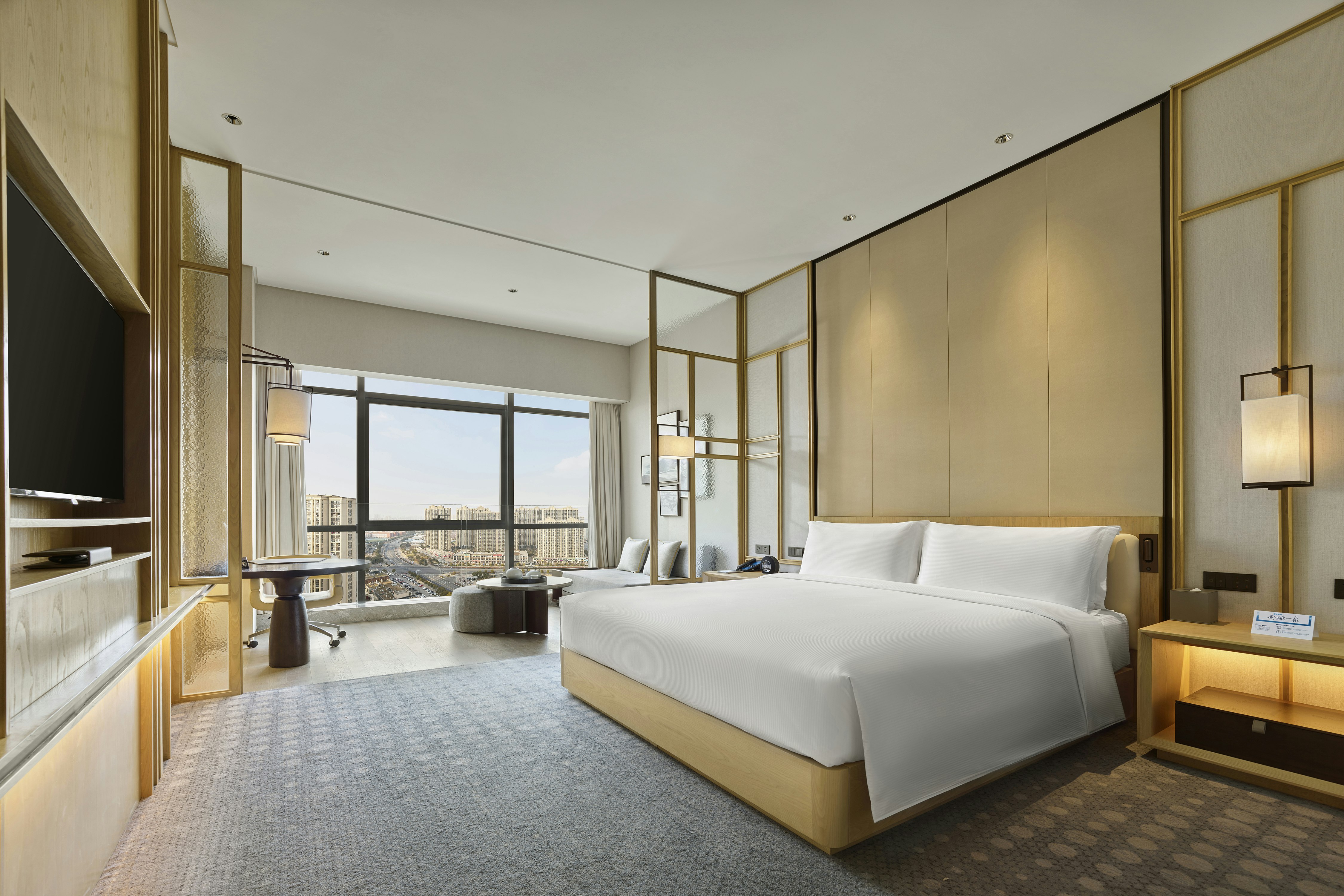 DELUXE, KING BED