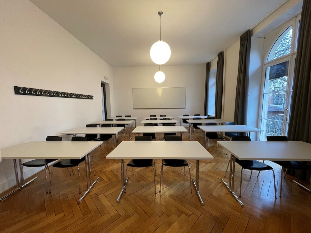 Geneva Hostel 57/70