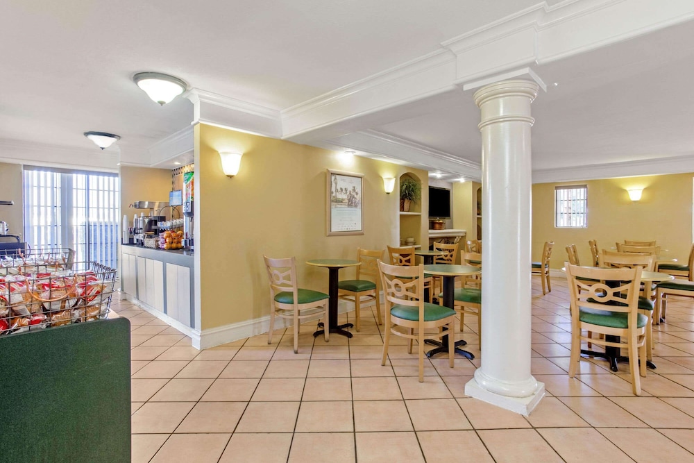La Quinta Inn by Wyndham Tampa Bay Pinellas Park Clearwater 47/56