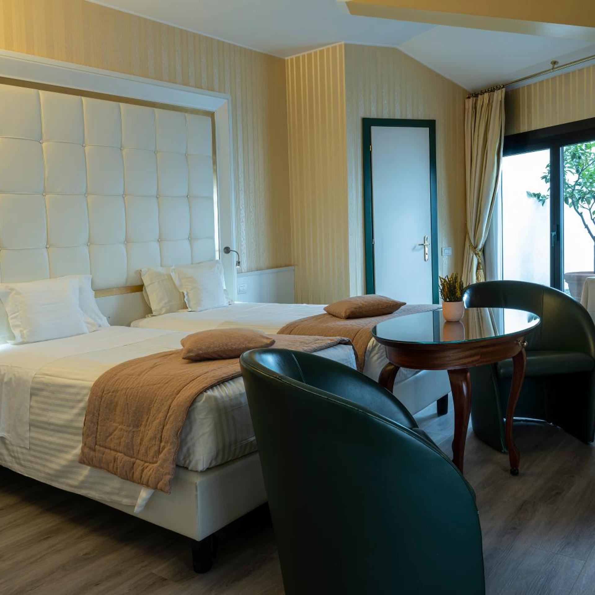 Comfy, Lodge, King Bed 2/7