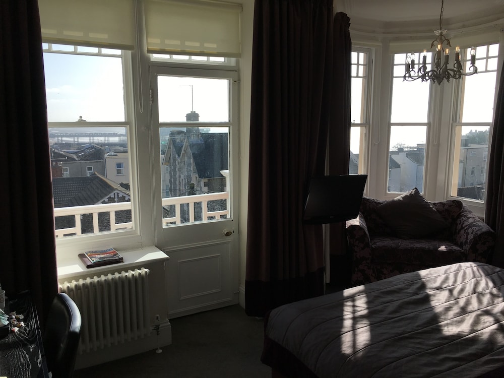 Queenswood Hotel 27/45